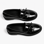 Comptoir du Mocassin Mocassins femme en cuir verni noir à pompon et nœud
