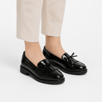 Comptoir du Mocassin Mocassins femme en cuir verni noir à pompon et nœud