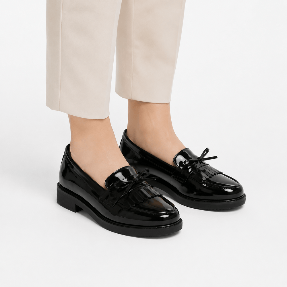 Comptoir du Mocassin Mocassins femme en cuir verni noir à pompon et nœud